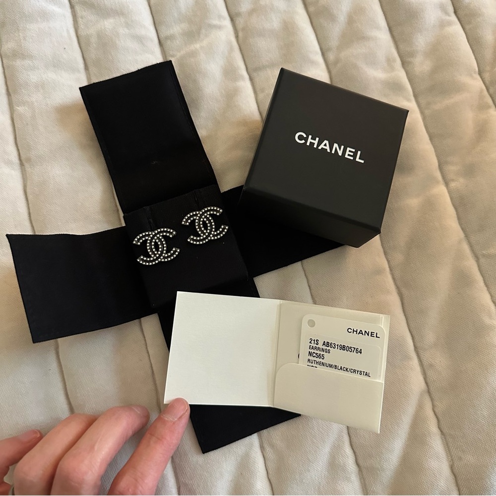 NIB CHANEL Ruthenium Crystal Double C Stud Earrings Black